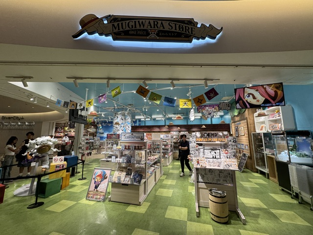 Entrée de "Mugiwara Store", avec des vitrines de rien que One Piece