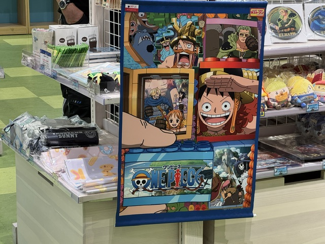Vitrine avec des affiches en couleur de la série
