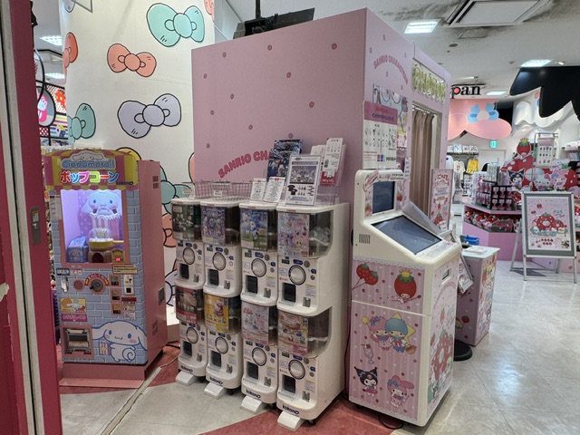 Des machines à capsule avec de petits jouets de Hello Kitty