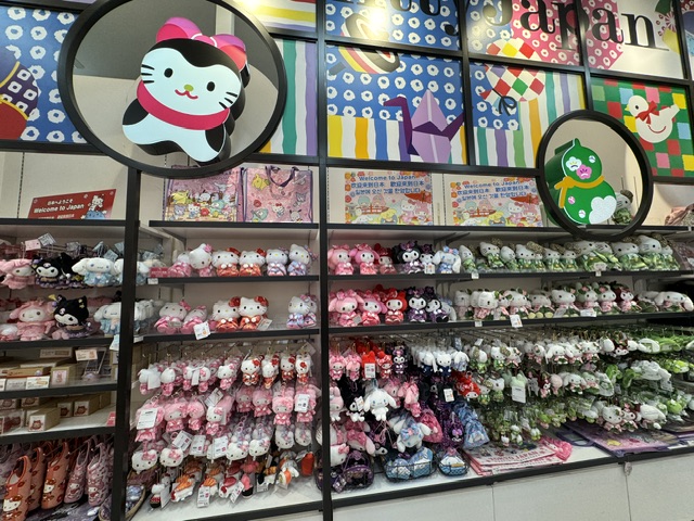 Mur plein de centaines de poupées ; largement Hello Kitty, mais aussi de son sosie méchant, Kuromi