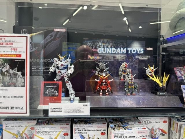 De petits modèles de 7 Gundams différents, 6 dans le style chibi