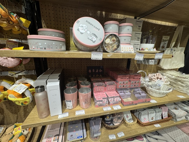 Étagère avec des gourdes et des « cartons à l'aveugle » -- il y a des figurines de personnages de la série au-dedans, mais on ne sait pas qui jusqu'après l'achat.
