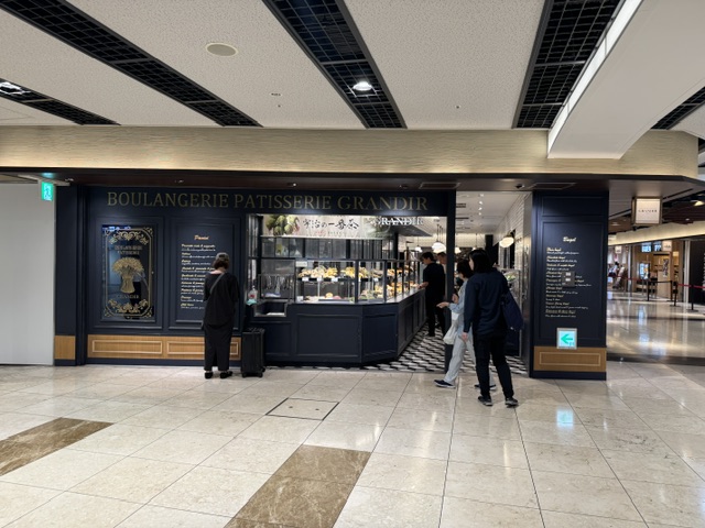Couloir du centre commercial, en face de l'entrée de la boulangerie Grandir.