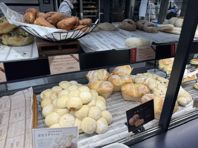 5 genres de pâtisseries dans une vitrine. Rien n'est exactement comme en France, mais il y a des couronnes de petits pains, de petites brioches, et des beignets à la farine de riz.