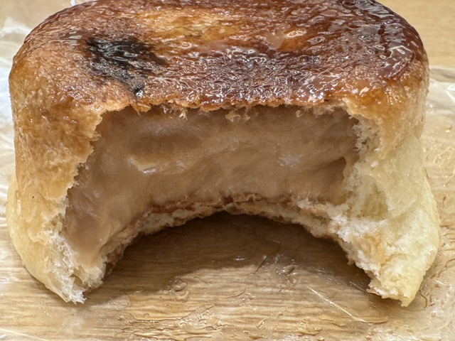 Kyoto brûlée coupée en deux pour montrer la crème à l'intérieur