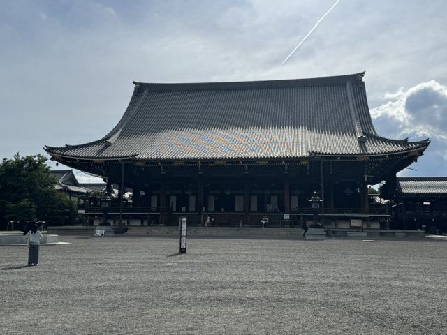 Grande salle japonaise dans le style traditionnel Ave. Un toit courbé et des tuiles bleues