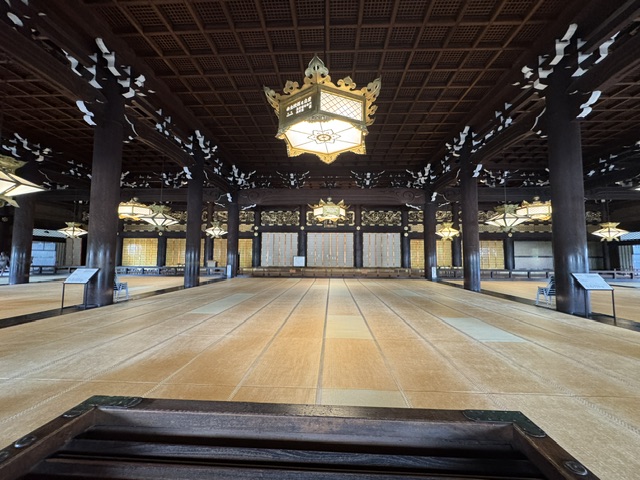 Plus grand intérieur de la salle Goei-do, toujours en bois noir