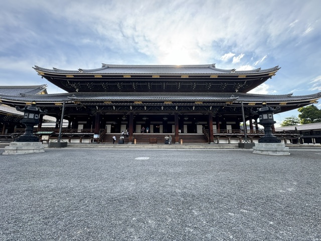 Plus grande salle avec deux toits