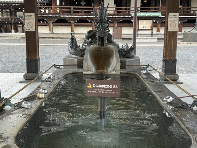 Vue de la fontaine d'en face : toujours le même dragon, mais on voit qu'il y a PLEIN d'espace pour l'eau