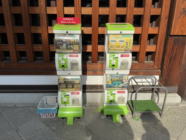 Deux machines vertes