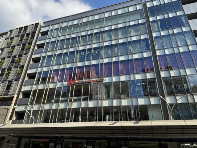Photo du bâtiment de Takashimaya, largement des fenêtres. 