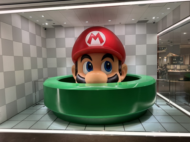 C'est la tête de Mario qui sort d'un tuyau. Je devinerais que la largeur du tuyau est d'environ 5 mètres, et la hauteur de la statue, environ 4 mètres.