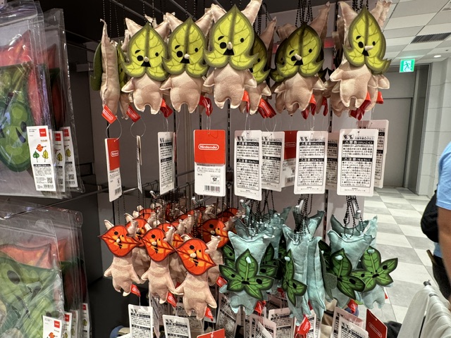 Une douzaine de patères avec de petites poupées de Korogus