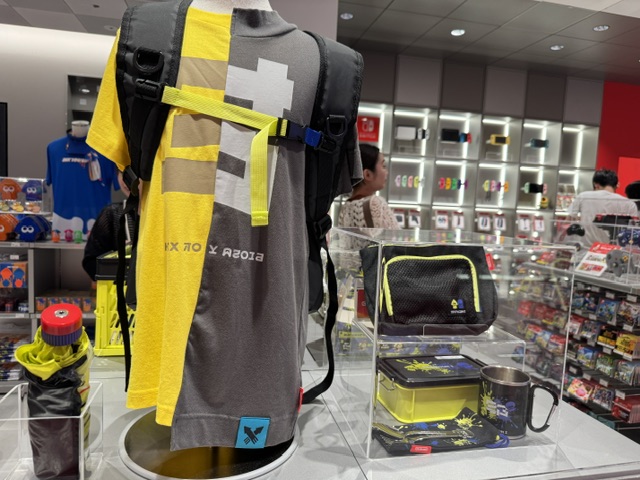 T-shirt gris et jaune avec un gros kanji