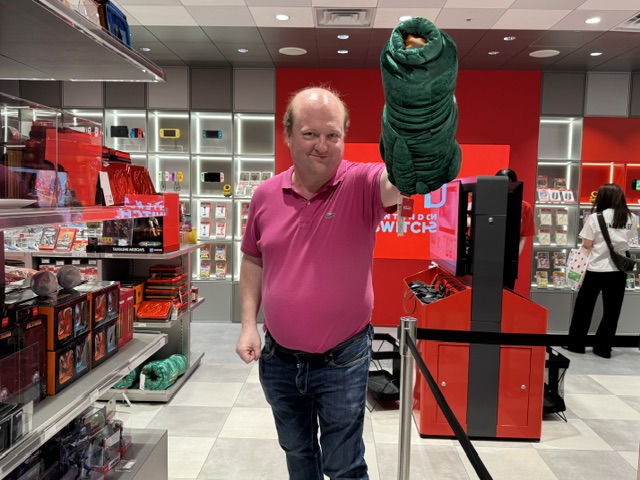 Moi avec le bras gauche levé, portant le canon de Samus