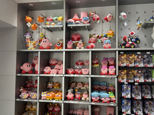 De nombreuses poupées de Kirby