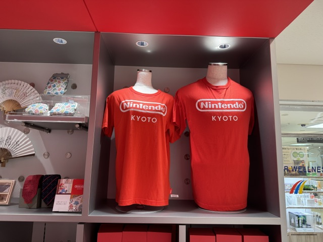 Deux t-shirts rouges avec le logo de Nintendo et le mot KYOTO en majuscules au-dessous
