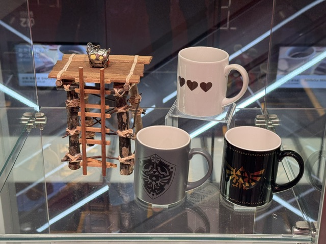 Très petit modèle d'une tour des camps de Moblins de Breath of the Wild -- c'est une petite structure en bois avec une échelle pour monter à la plate-forme en haut, avec un coffre au trésor 