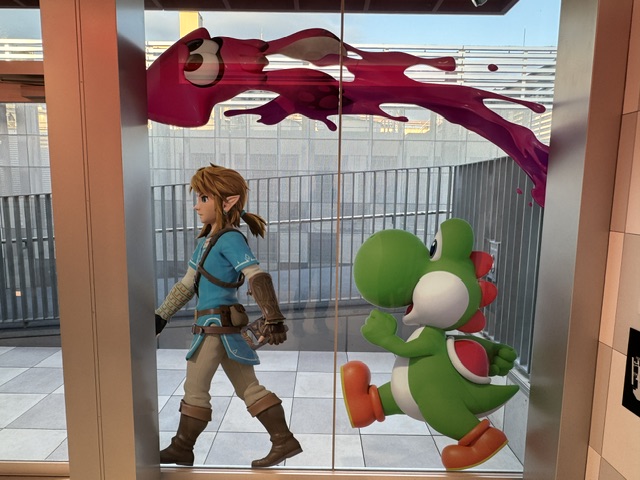 En haut, quelqu'un de Splatoon. En bas, Link et Yoshi.