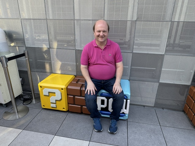 Moi assis sur un banc de 3 blocs, de gauche à droite : ?, brique, POW