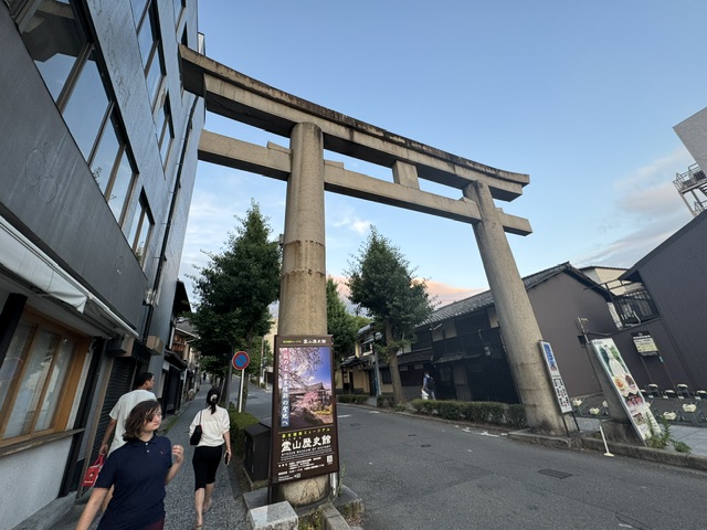Un torii en bois -- c'est deux montants verticaux, supportant deux linteaux horizontaux : un linteau supérieur, et un linteau inférieur (description de Wikipédia).