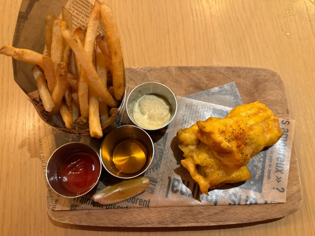Poisson et frites -- l'emballage des frites est en français