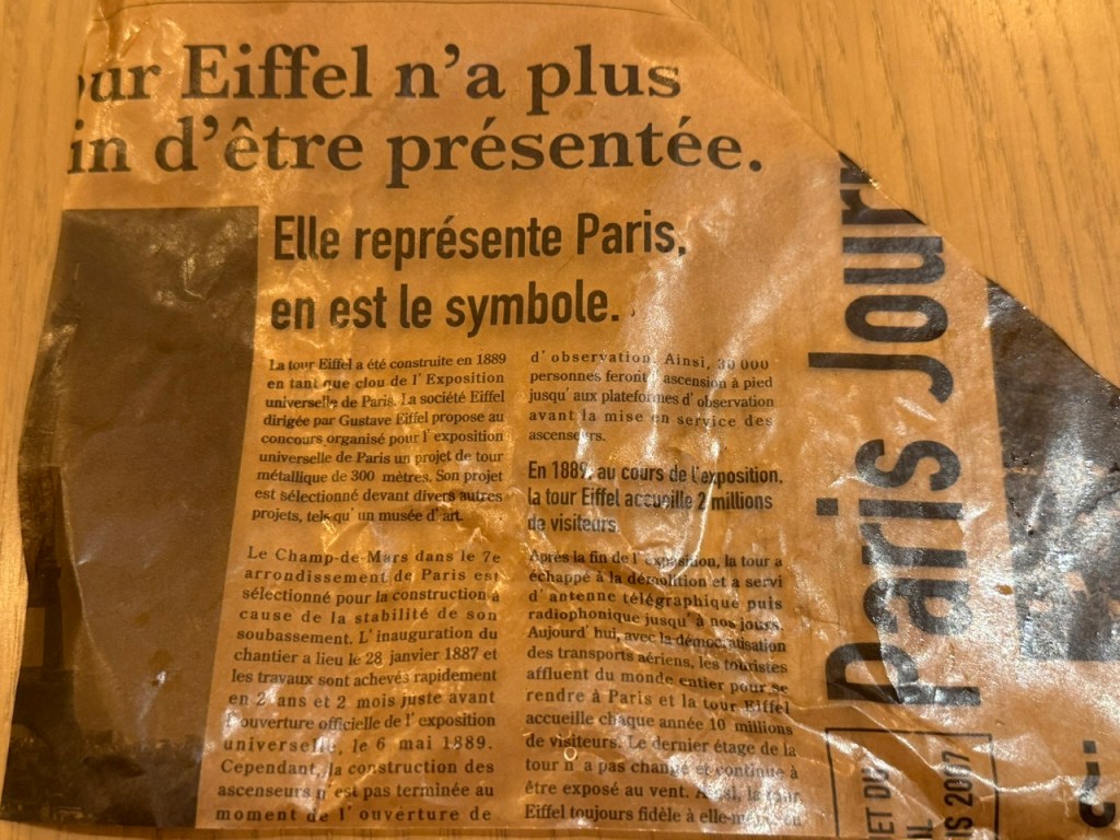 Article sur la Tour Eiffel imprimé sur l'emballage
