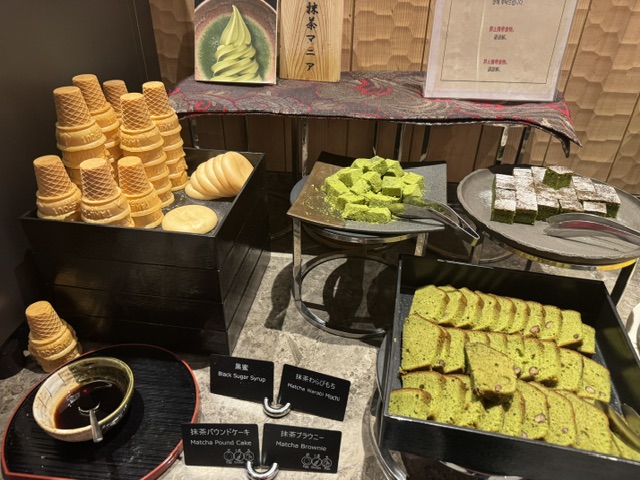 Des assiettes de cake au matcha, brownies au matcha, mochis au matcha et des cônes pour la glace