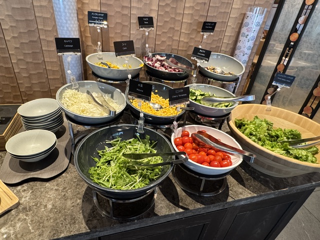 Des ingrédients pour des salades : laitue, tomates, etc