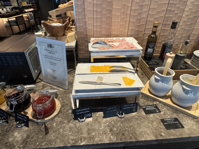 De la charcuterie et des fromages industriels tranchés