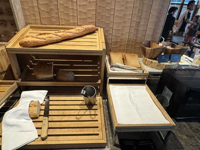 Des baguettes avec un gros couteau