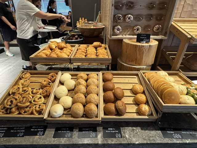 De nombreux petits pains et viennoiseries 