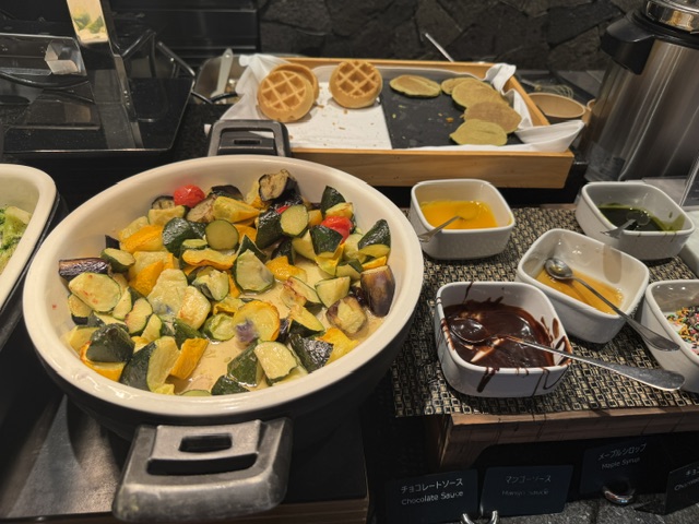 Bol géant de ratatouille avec des gaufres en arrière-plan