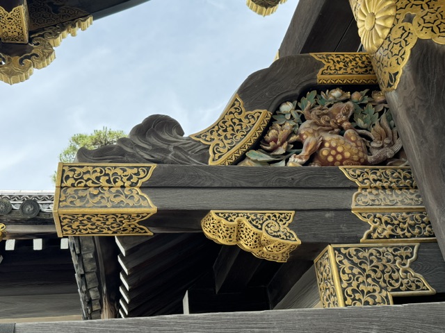 Détail du grand portail, avec un bas-relief d'un dragon