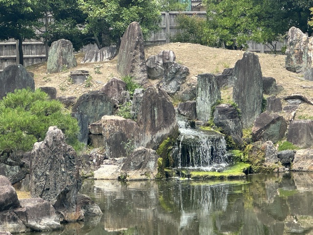 Gros-plan d'une petite cascade au fond du jarfin