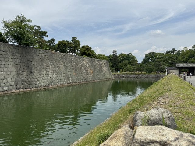 Fossé intérieur de Nijo, avec un mur en pierre derrière l'eau