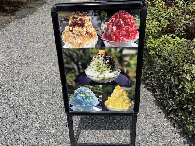 Photos de 5 glaces pilées sur la pancarte