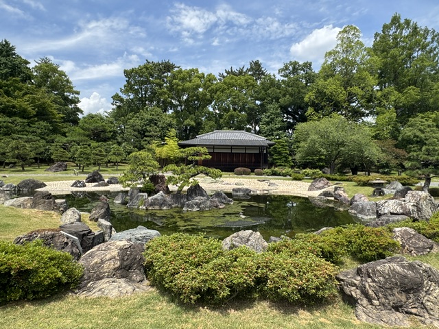 Vue de Sabo Maeda de loin dans le jardin. Tout le ruisseau est visible