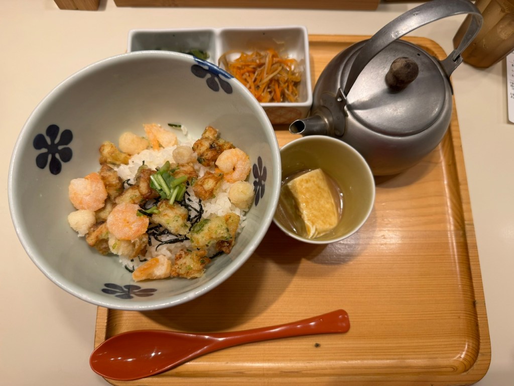 Bol de dashi-chazuke avec une théière de bouillon
