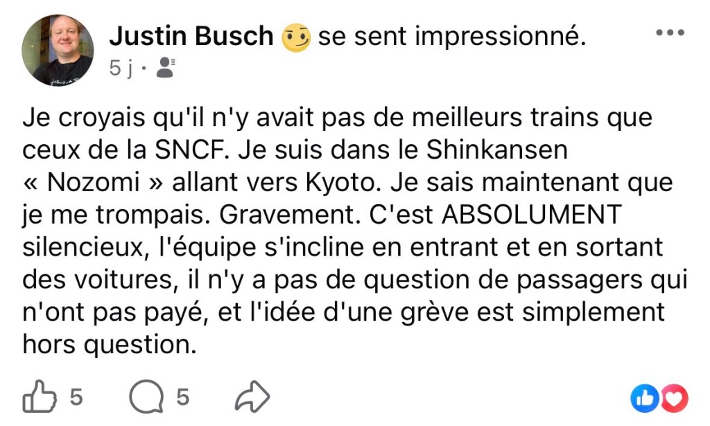 Je croyais qu'il n'y avait pas de meilleurs trains que ceux de la SNCF. Je suis dans le Shinkansen « Nozomi » allant vers Kyoto. Je sais maintenant que je me trompais. Gravement. C'est ABSOLUMENT silencieux, l'équipe s'incline en entrant et en sortant des voitures, il n'y a pas de question de passagers qui n'ont pas payé, et l'idée d'une grève est simplement hors question.