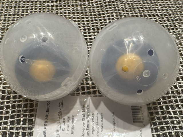 C'est deux capsules avec le même porte-clés, un seul bouton jaune de GameCube, exactement comme celui que j'avais acheté il y a deux ans.