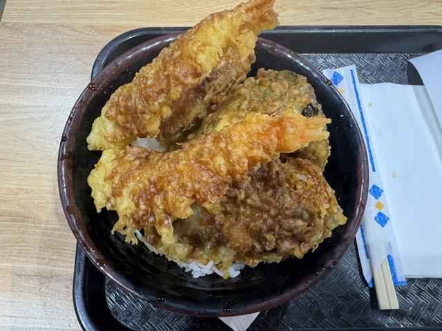 Bol de légumes tempura sur un lit de riz blanc