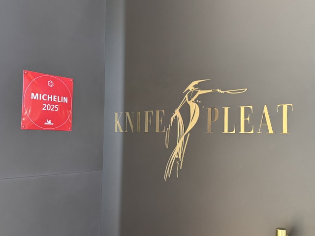 La porte du resto Knife Pleat. Le nom est à droite. À gauche, un panneau rouge dit : Michelin, 1 étoile, 2025.