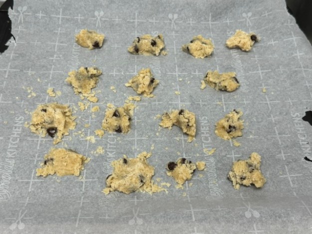 Petites boules de pâte sur la plaque de cuisson