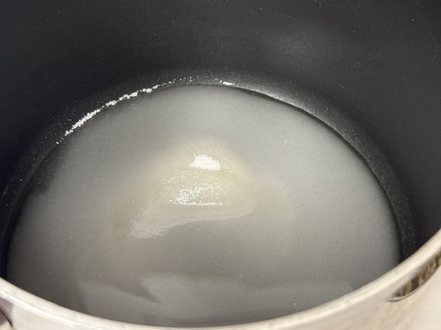 Sucre et eau à température ambiante dans la casserole