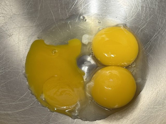 3 jaunes d'œufs au fond du bol