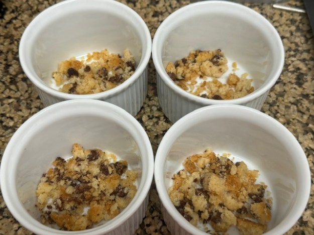 4 ramequins blancs avec des éclats de cookies au fond