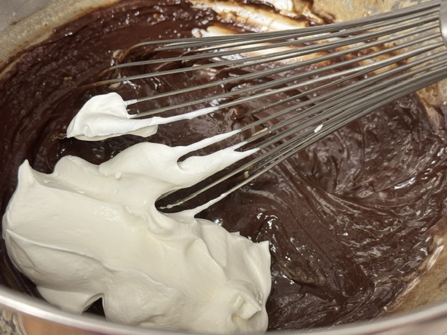 J'ajoute un petit peu de chantilly avec le fouet
