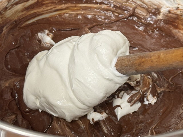 Chantilly sur la maryse, dans le bol de mousse