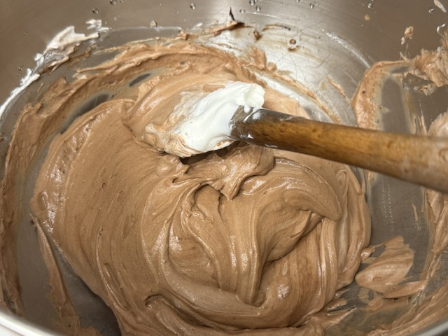 Mousse finale -- la couleur est nettement plus claire. Il reste un peu de chantilly sur la maryse -- c'est difficile d'incorporer la partie qui tient à la tête de la maryse.
